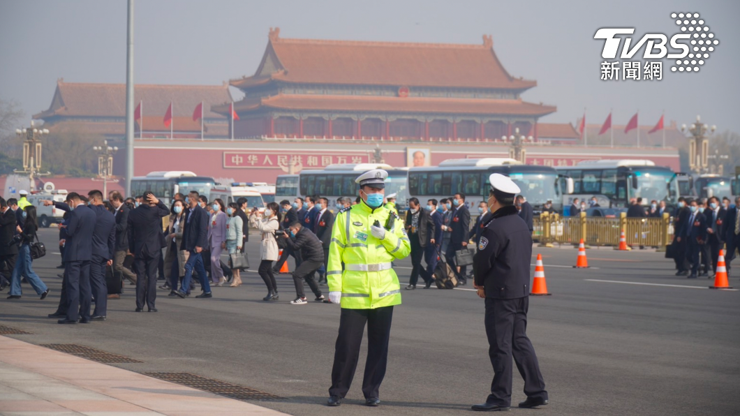 這次媒體能近距離捕捉與會代表們魚貫走進人民大會堂的畫面,但記者們還是被規定不能近身採訪。(圖/區國強攝)