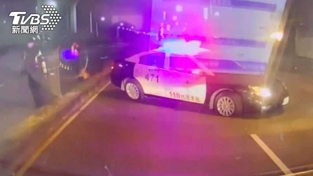 警追蛇行飆仔 騎士撞車自摔「警車煞不及再撞」顱內出血重傷