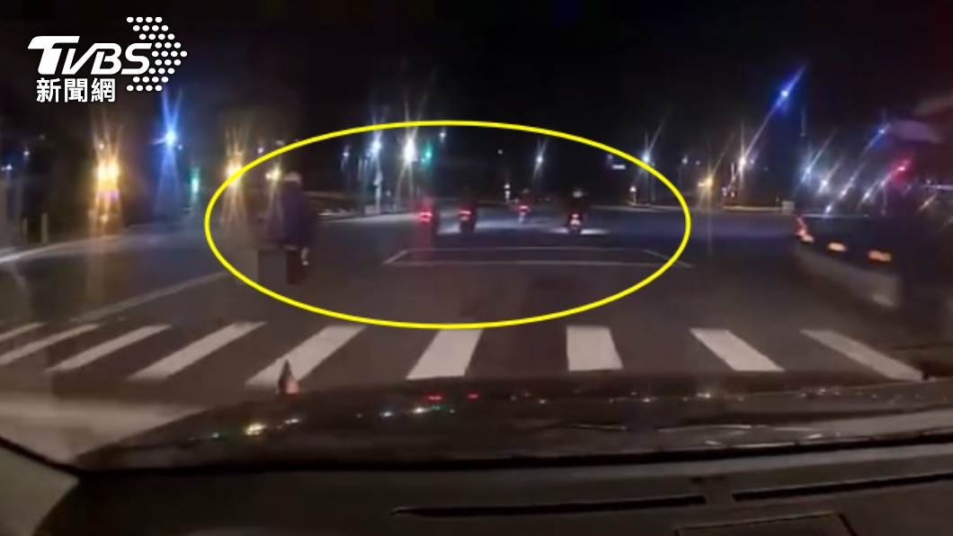 警方執行防飆勤務,一群年輕人拔除機車消音器蛇行狂飆。(圖/TVBS)