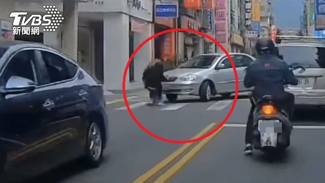 轎車要轉卻撞上人。(圖/TVBS)