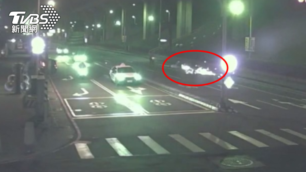 騎士疑似未與前車保持安全距離,擦撞後自摔。(圖/TVBS)