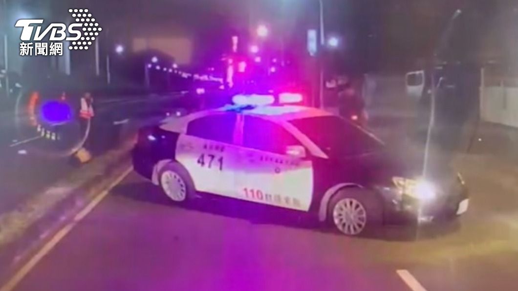 警車撞上騎士導致他頭部重創意識不清,緊急送醫治療。(圖/TVBS)