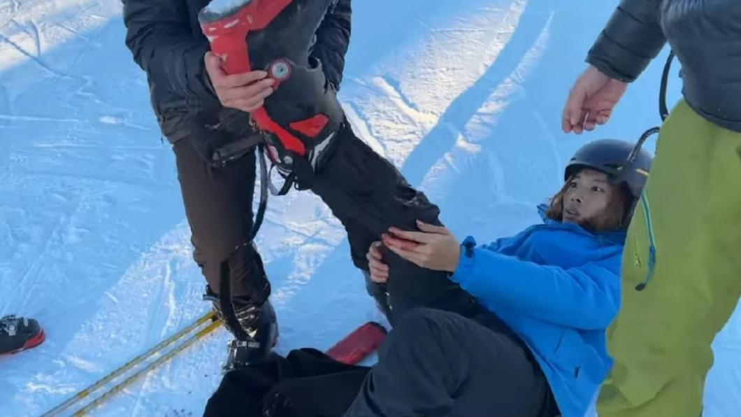 賤葆右腿遭雪板割傷，在外國遊客協助下幫忙止血。（圖／翻攝賤葆YouTube頻道）
