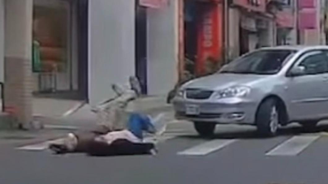 兩位老人家被撞後,分別倒地送醫救治(圖/翻攝畫面)
