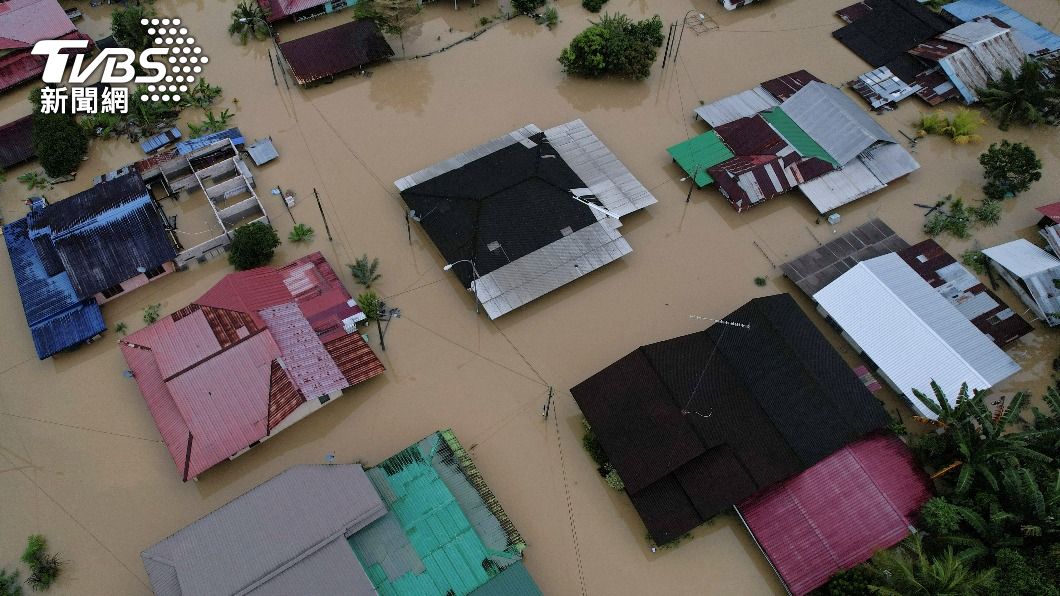 圖輯／馬來西亞暴雨釀洪災　逾4萬人被迫撤離、家畜躲二樓
