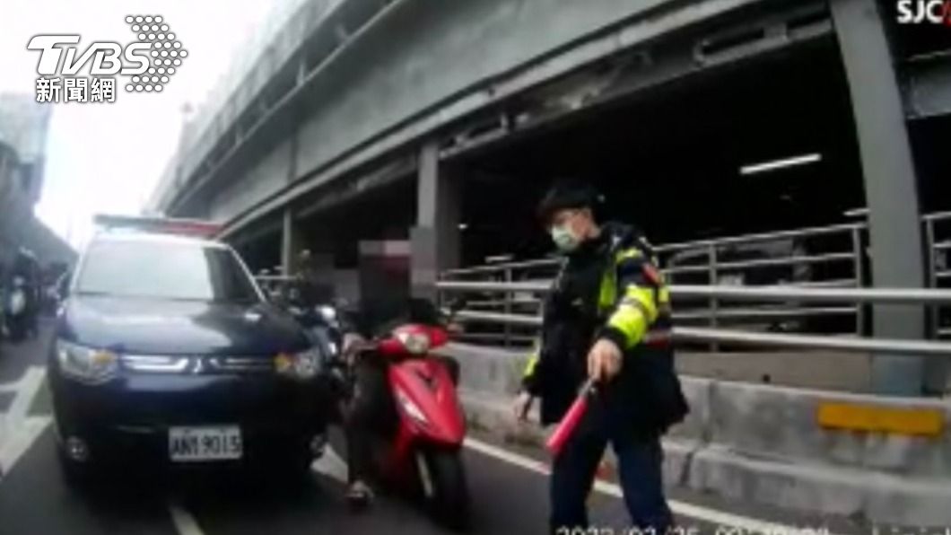 員警執行路檢勤務時,發現男子神情恍惚將他攔下受檢。(圖/TVBS)