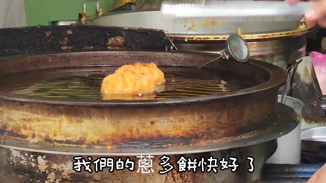 蔥多餅炸得金黃酥脆。（圖／翻攝自糖糕流水帳YT）
