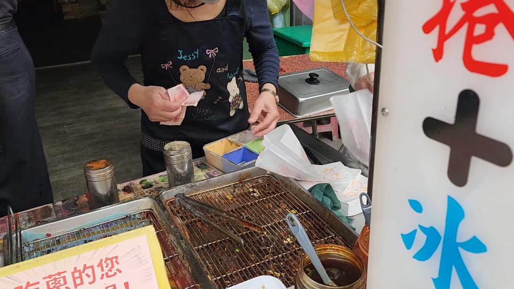 老闆娘收錢後準備找錢。（圖／翻攝自糖糕流水帳YT）