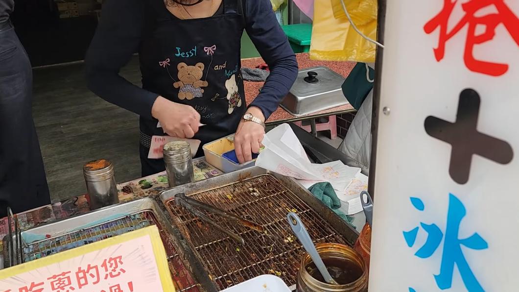 老闆娘手中的百元鈔掉落。（圖／翻攝自糖糕流水帳YT）