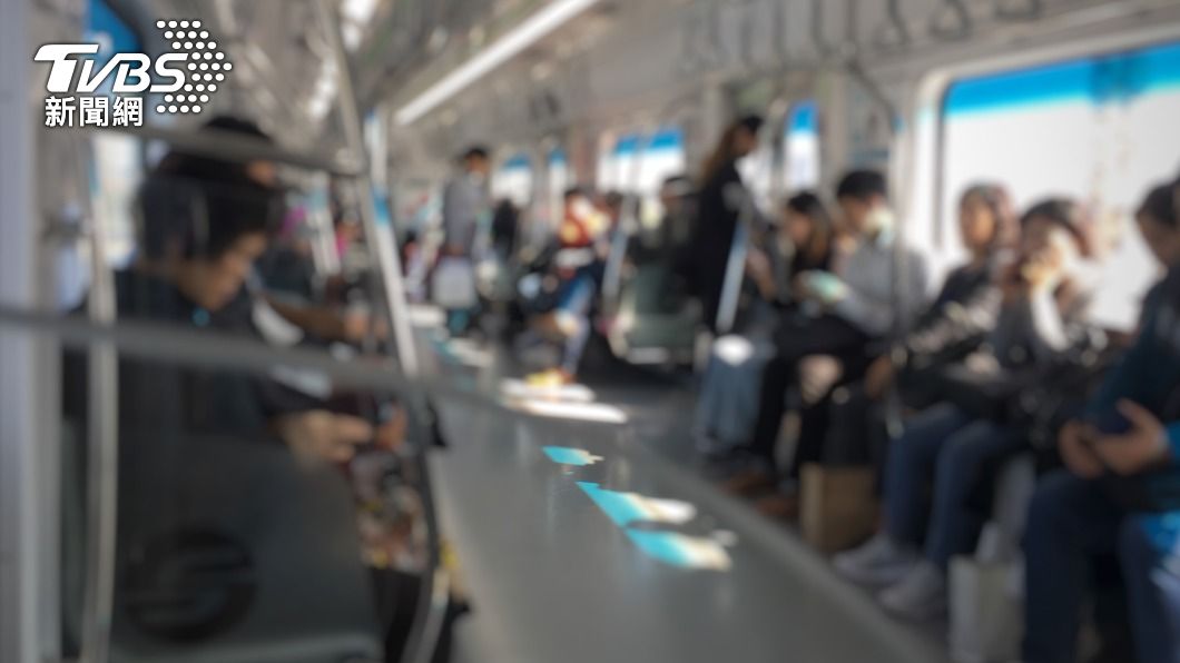 不滿被60多歲女叫阿珠媽！韓女電車中持凶器揮砍