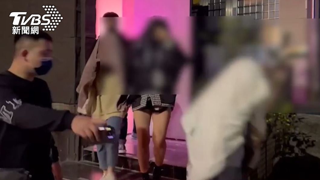 業者於網路上張貼小姐清涼照，吸引顧客上門做半套。（圖／TVBS）