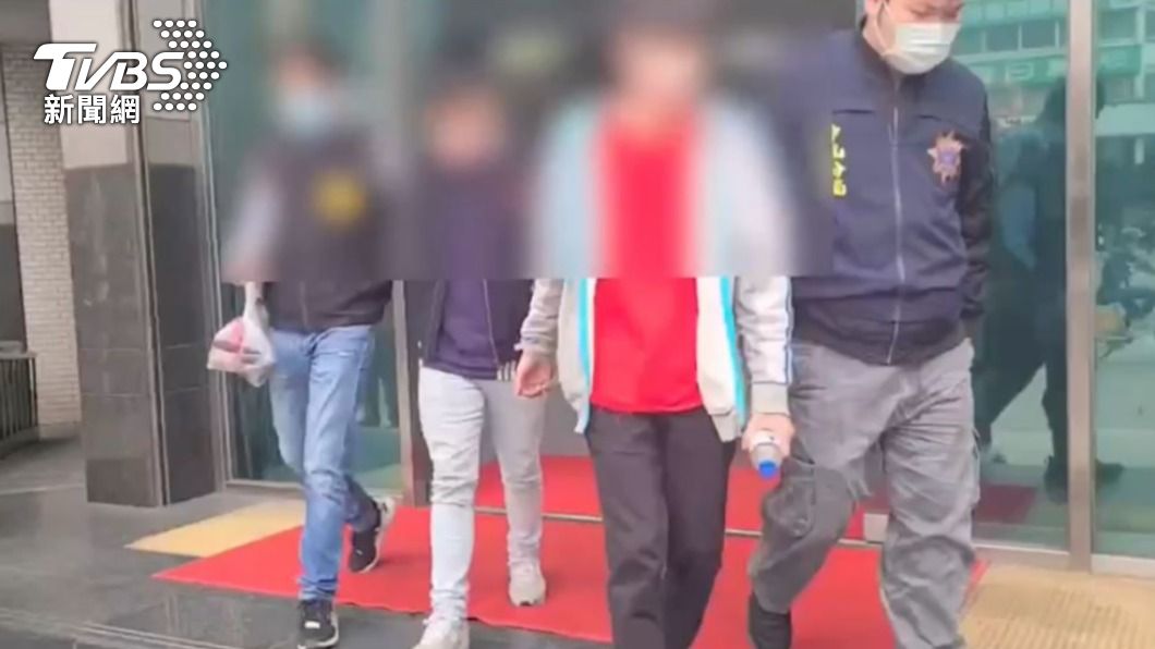 負責人和員工被警方依法送辦。（圖／TVBS）