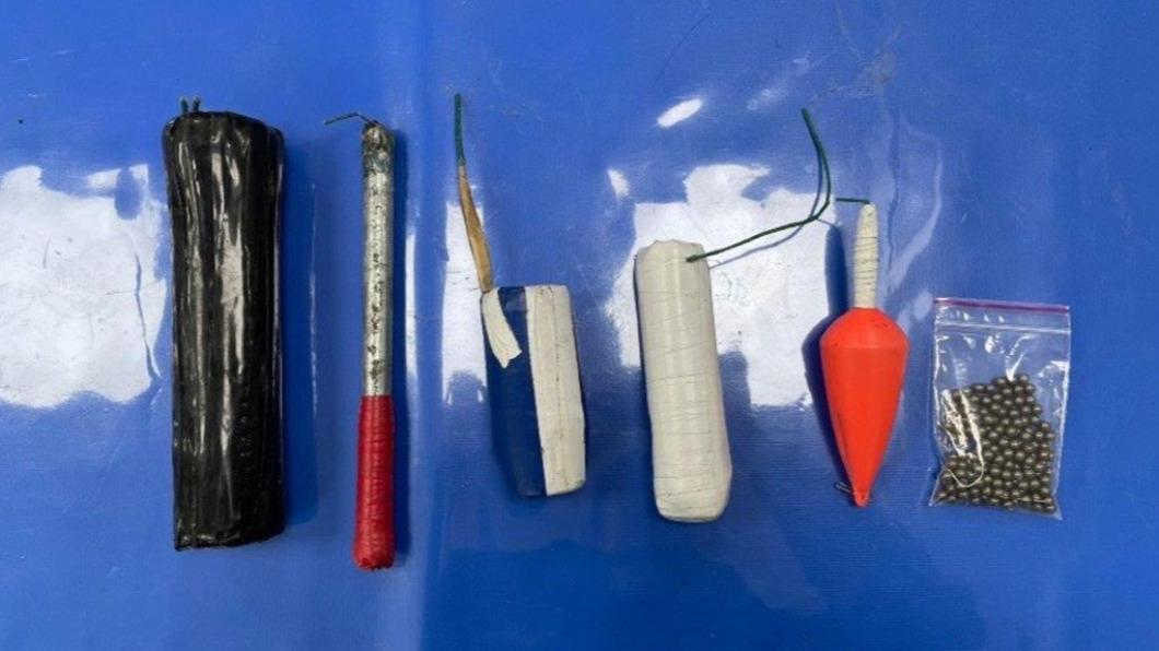 保大員警附帶搜索查獲疑似土製炸藥5個及製作土製炸藥之鋼珠150顆。圖/TVBS