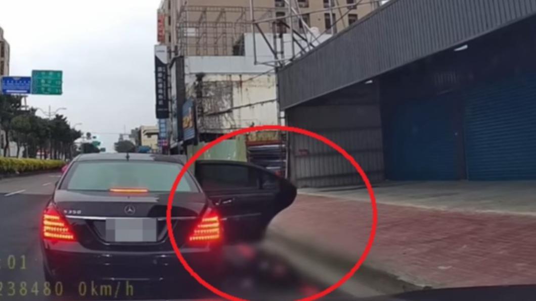 影/路上見前車詭異晃動 下秒「滾出女子」網嚇:綁去柬埔寨?