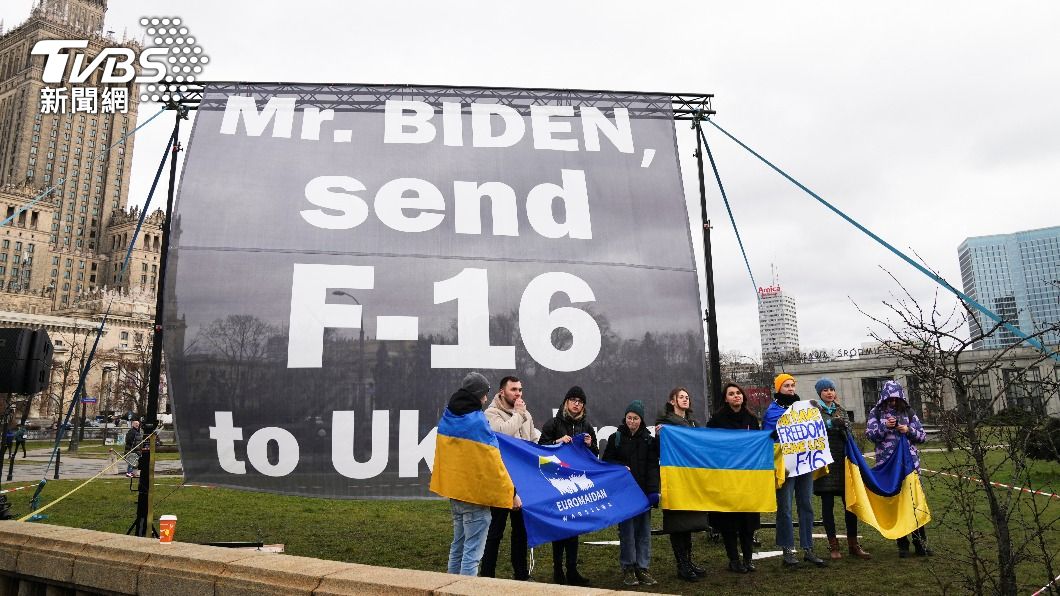 波蘭境內的烏克蘭人呼籲美國總統拜登「送F-16給烏克蘭」。(圖/達志影像路透社)