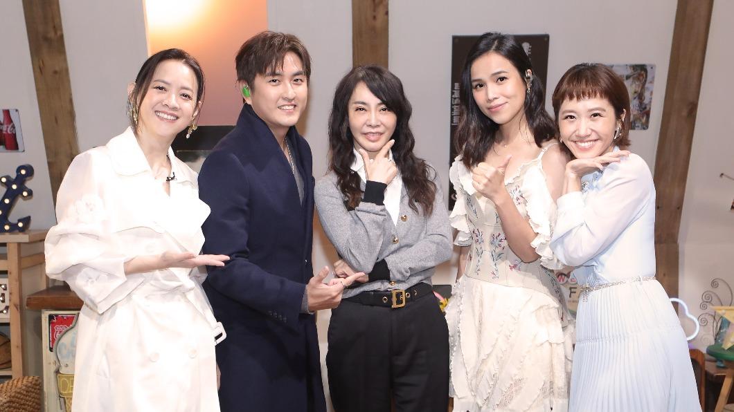 曾寶儀、黃靖倫、柴智屏、林芯儀和Lulu日前進棚錄影。(圖/公視提供)