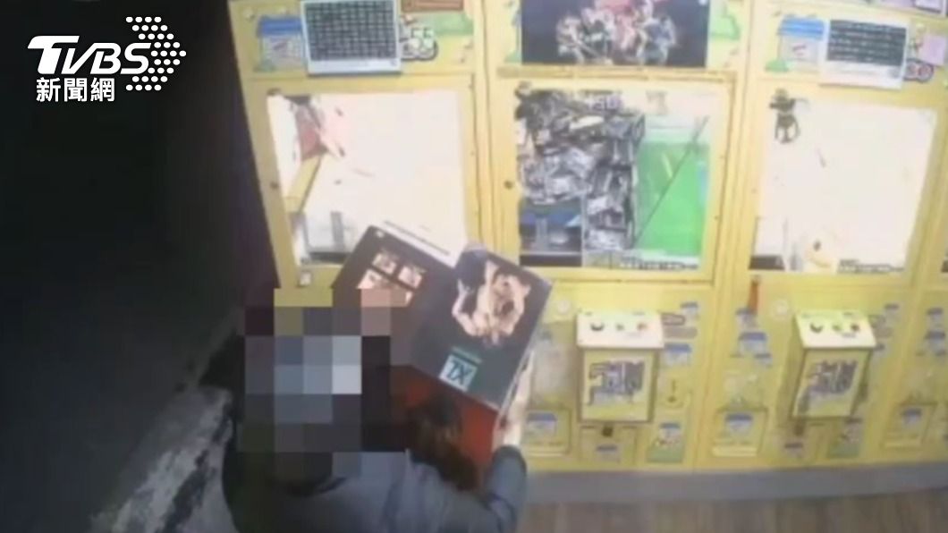 專偷娃娃機店獎品大公仔 賊裝成「黑衣人」還變造車牌仍栽了