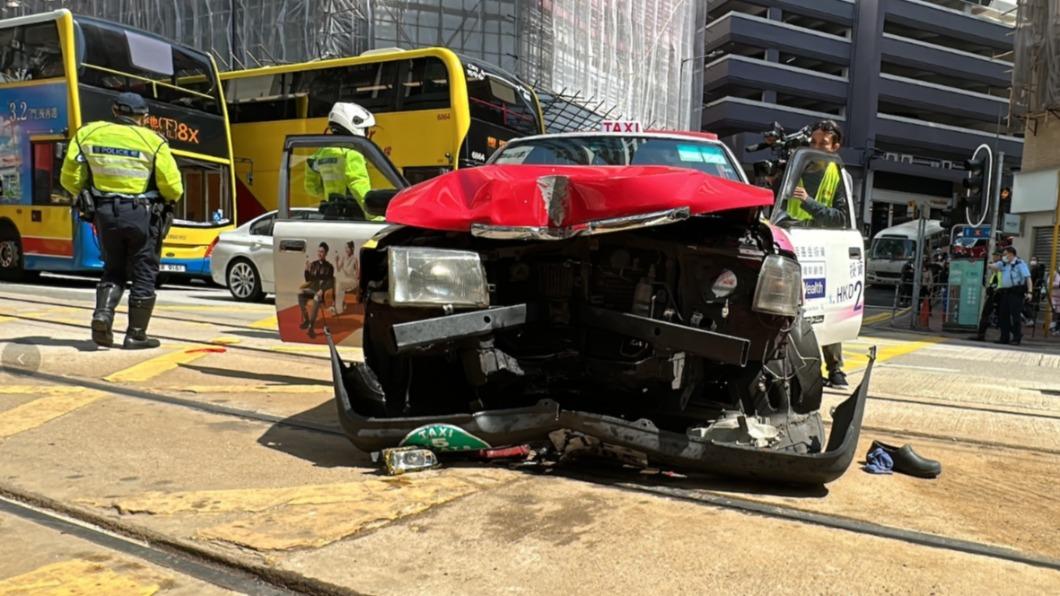 司機84歲！香港計程車「保齡球式」撞路人　2傷者昏迷送醫