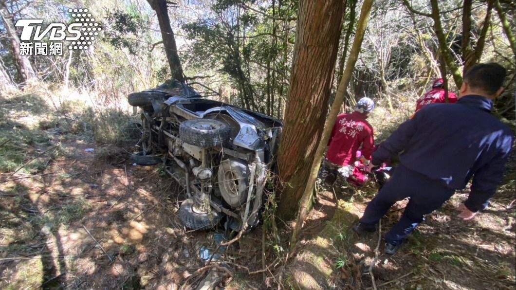 南投郡大林道廂型車翻30米深坡 8傷者1人命危