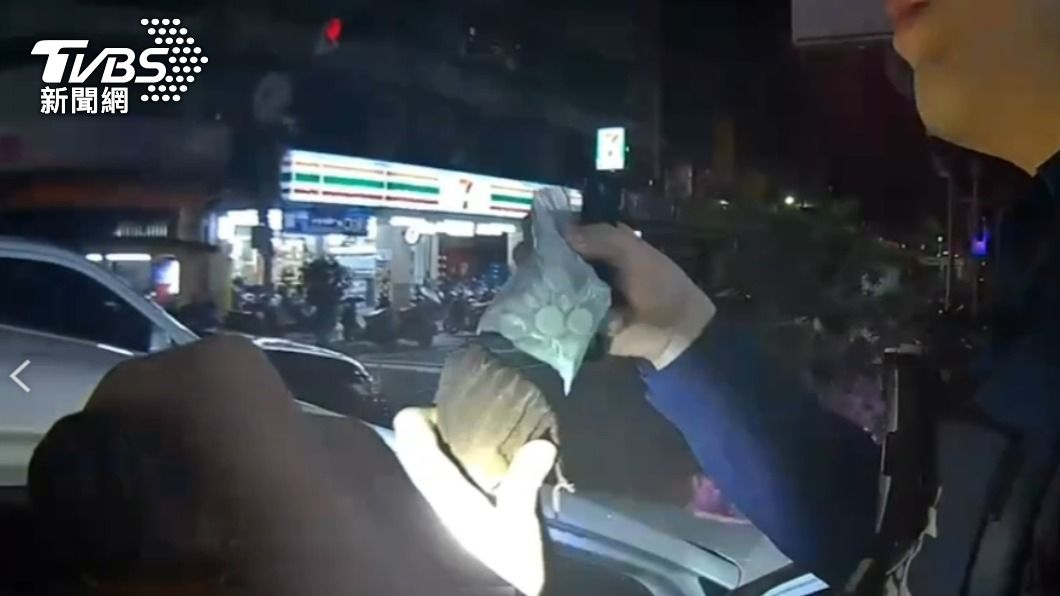 半路遇巡邏警!男急闖馬路 全因車內藏大包搖頭丸