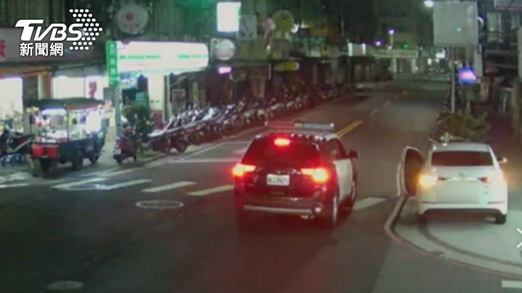 違規停車遭警方盤查。 (圖／TVBS)