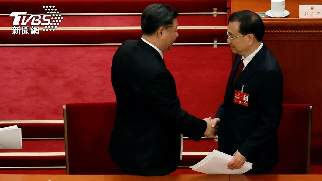 習近平在開幕式結束後,與李克強握手。(圖/達志影像路透社)