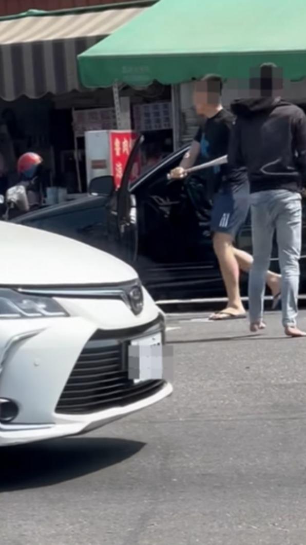 白車駕駛黃男1挑3。（圖／翻攝自嘉義綠豆大小事）