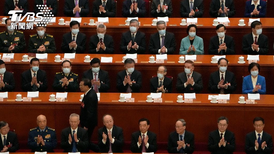 中共人大代表在聽報告時鼓掌示意。(圖/達志影像美聯社)