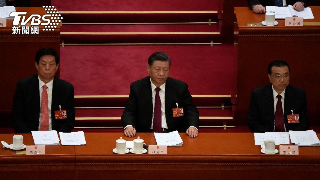 栗戰書、習近平與李克強出席全國人大年度會議。(圖/達志影像美聯社)