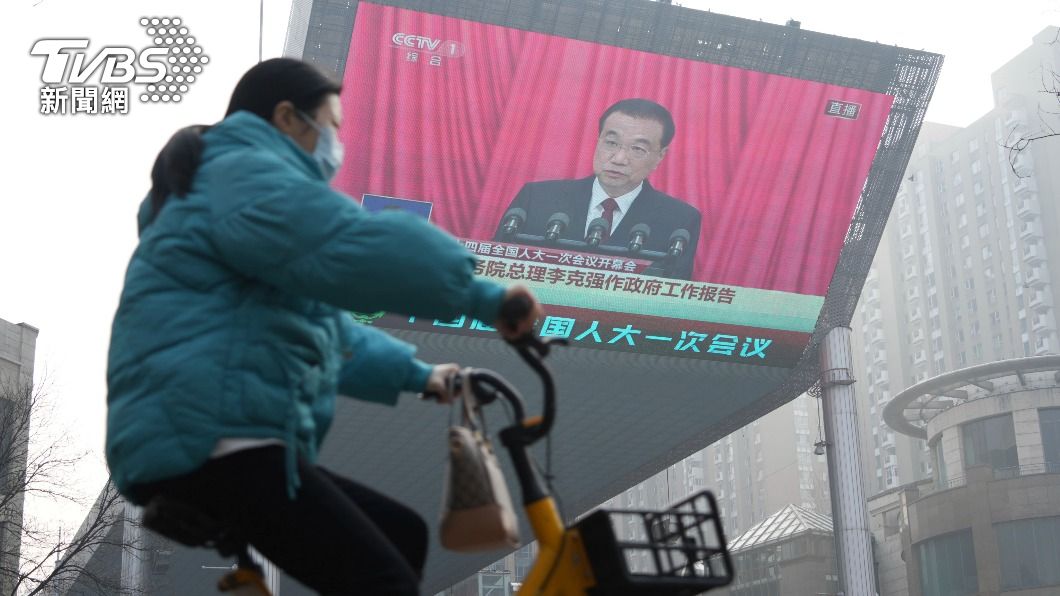 北京商場大型屏幕播放李克強報告。(圖/達志影像美聯社)