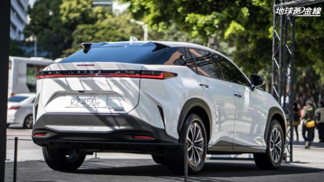 RZ 450e的車尾同樣有著Lexus新世代的貫穿尾燈元素。(圖/地球黃金線)