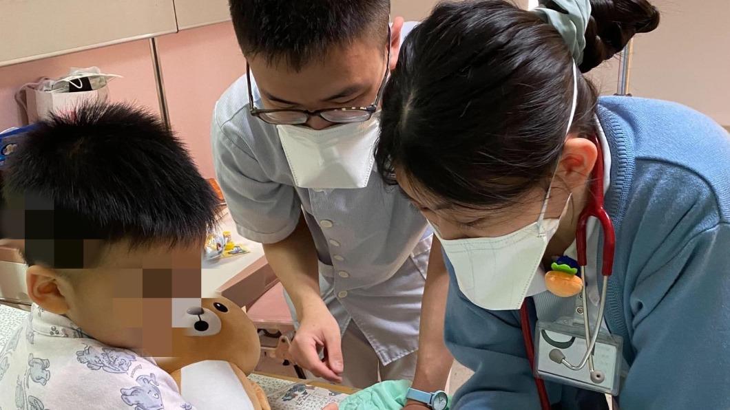 兒子腸病毒住院「病床邊笑聲不斷」媽媽感動白衣天使陪玩