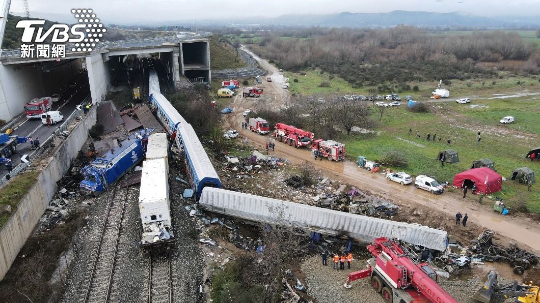 希臘火車對撞57人罹難 值班站長出庭遭羈押候審