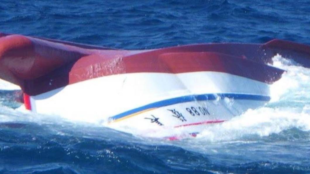 台籍漁船石垣島海域翻覆 尋獲1具遺體、6人仍失蹤