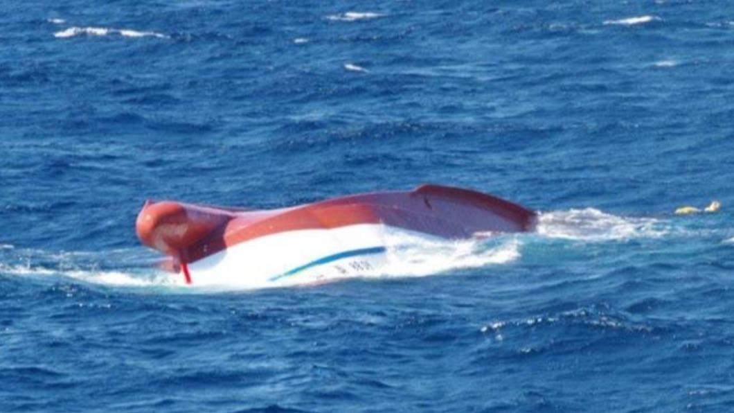 目前日本保安廳以及我方海巡連江艦,紛紛前往沈船海域救援 (圖/基隆漁會提供)
