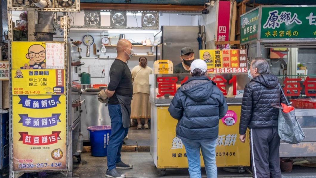 酥餅一顆僅15元還買10送1,老闆超佛心。(圖/算命的說我很愛吃提供)