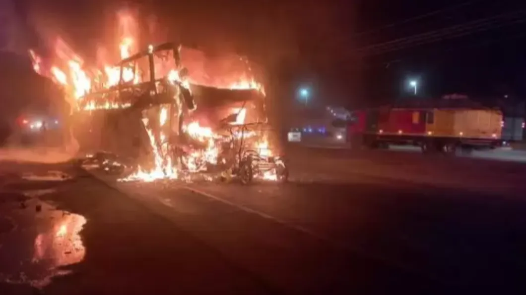 計程車與公車對撞後起火,造成至少10人死亡。(圖/翻攝自@g5_noticias推特)