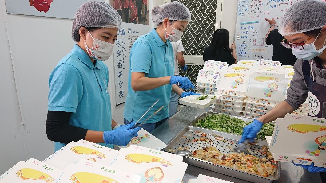 員工親自配膳便當、送餐。（圖／魚鱻森提供）