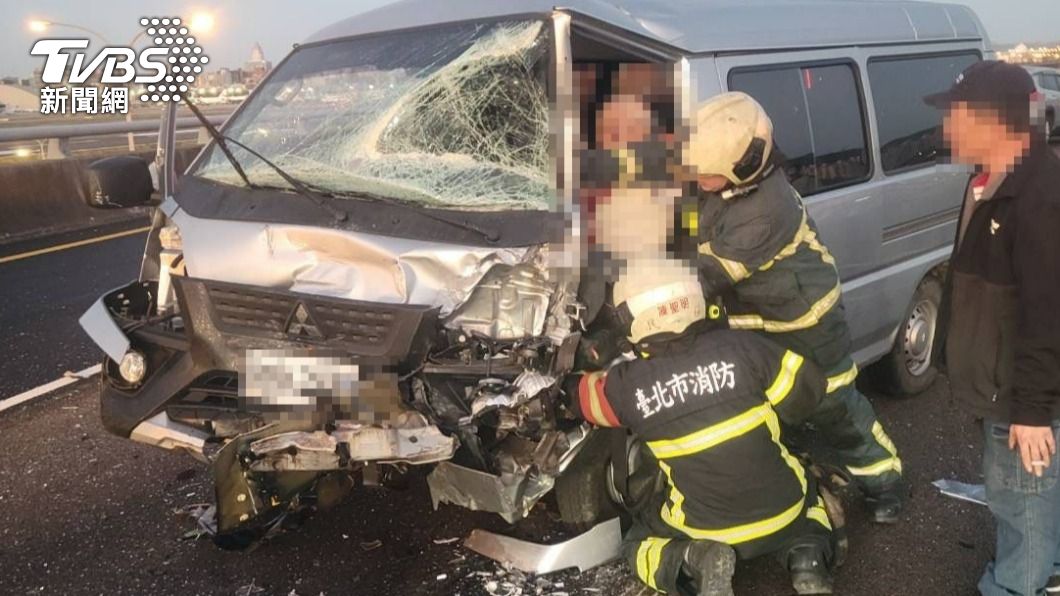 國道一號高架4車連環追撞 廂型車駕駛卡車內雙腿骨折送醫
