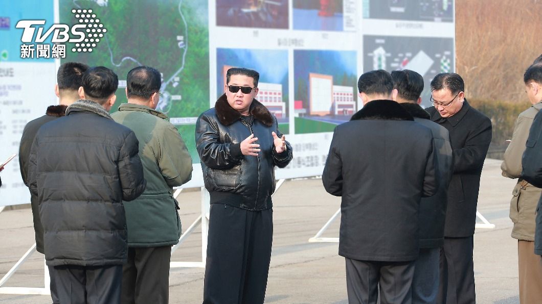 北韓最高領導人金正恩去年12月巡查指導衛星試驗的現場。(圖/達志影像路透社)