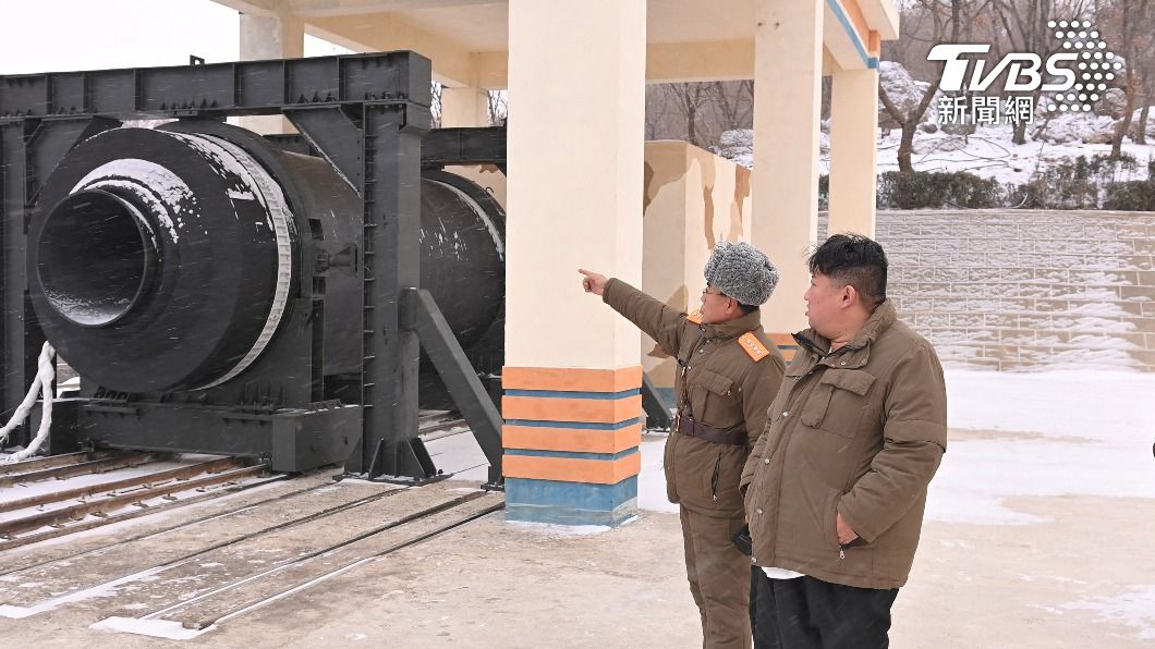 金正恩(右)視察衛星試驗現場,外媒認為這也屬於北韓戰略武器開發計畫的一部分。北韓官媒宣布,已成功研製出衛星運載火箭大功率引擎。圖為北韓去年進行衛星測試時公布的官媒照片。(圖/達志影像路透社)
