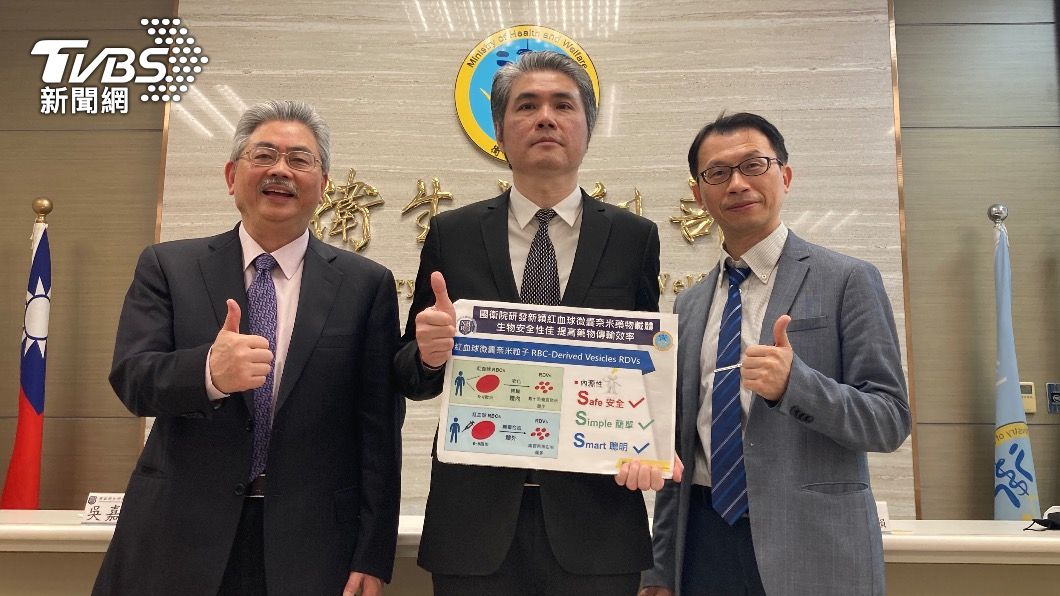 國衛院陳為堅副院長、生醫奈米所黃東明副研究員、吳嘉文所長。(圖/TVBS)