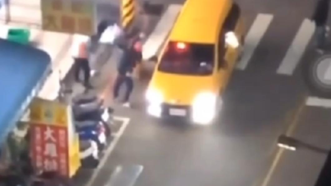 陳男徒手及拿東西怒砸車子。(圖/翻攝自社會事新聞影音)