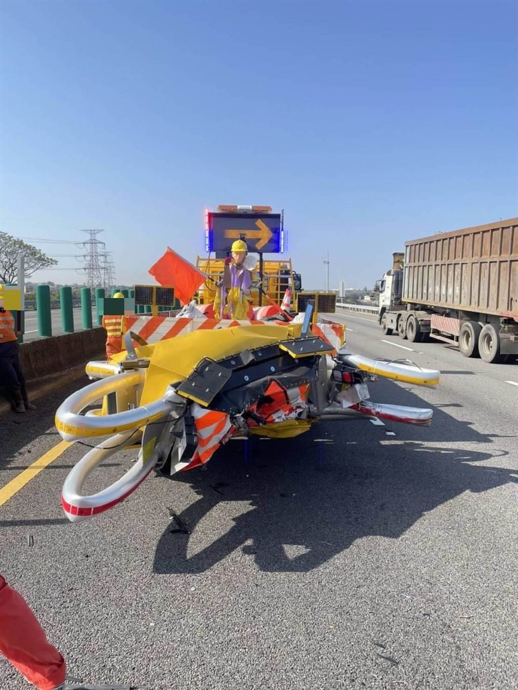 緩撞車車尾被撞歪。(圖/國道公路警察局提供)