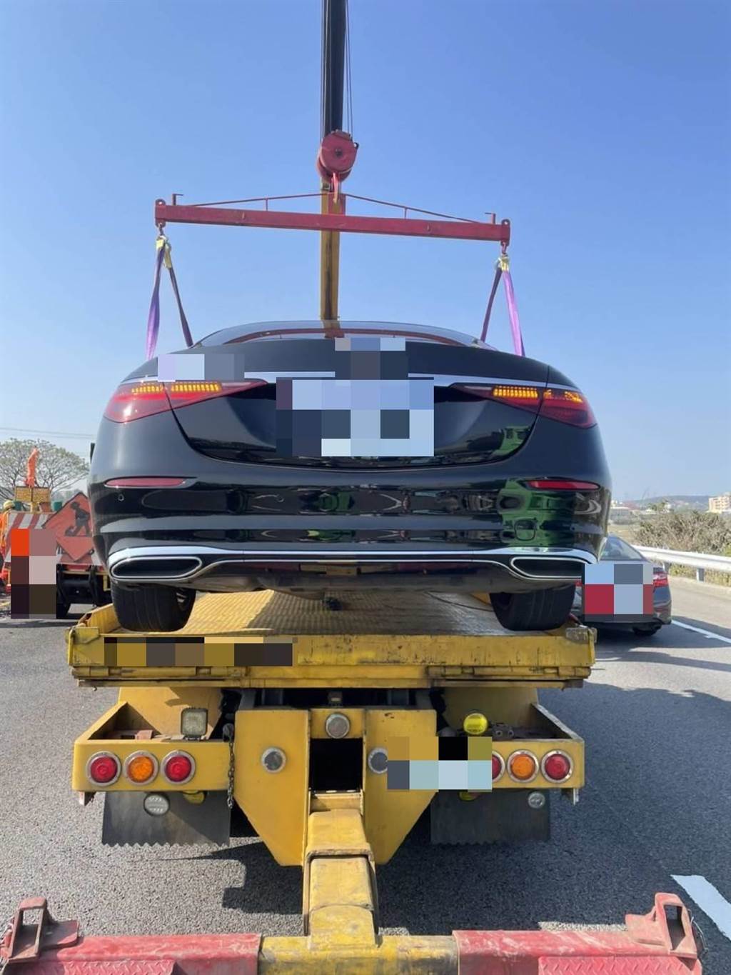 要價457萬的賓士S350撞到一台緩撞車。(圖/國道公路警察局提供)