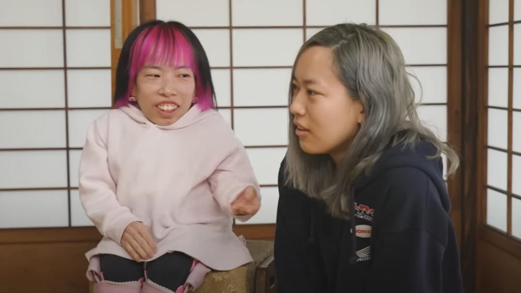 雙胞胎姊妹相差87公分,獲金氏世界紀錄。(圖/翻攝自Guinness World Records YT)