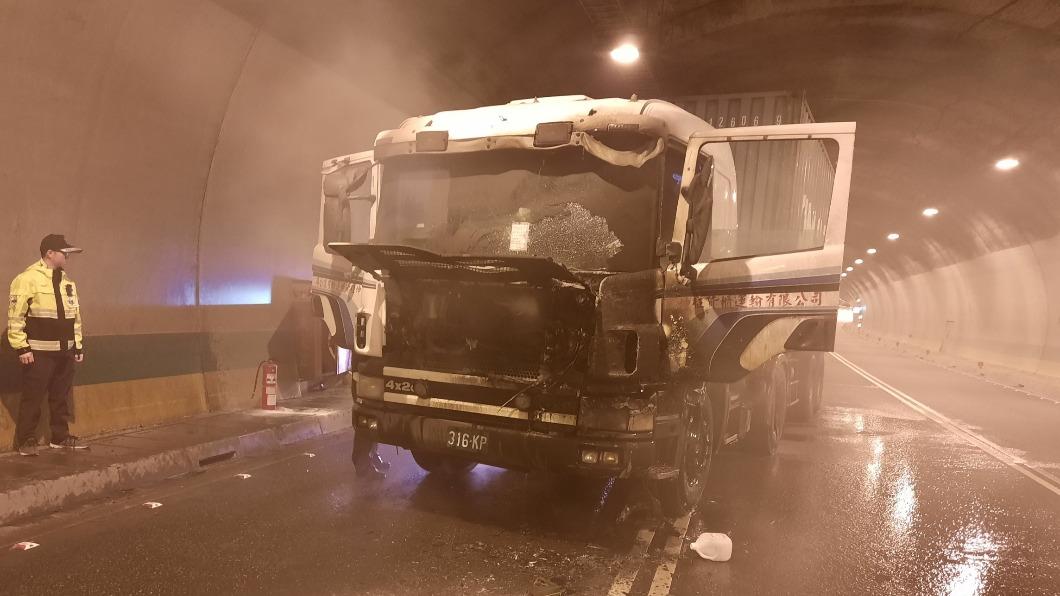 火燒車駕駛急逃生 貨櫃車行經國道3號隧道內起火