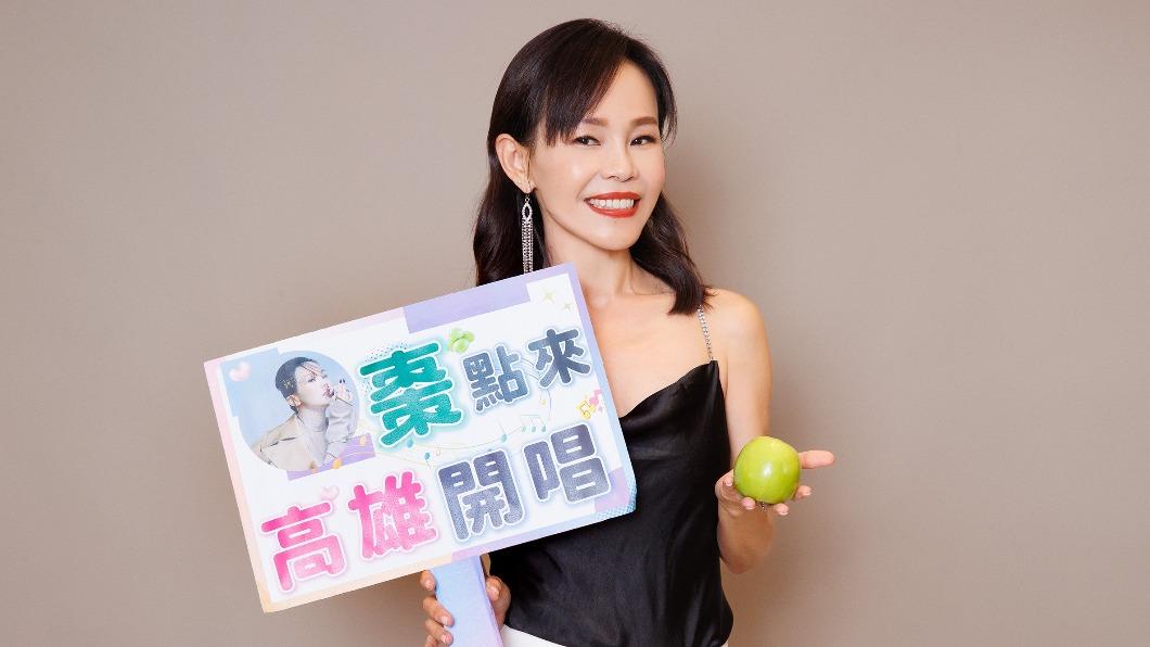 彭佳慧收到南部粉絲送的蜜棗,要她「棗點來高雄開唱」。(圖/寬宏藝術提供)
