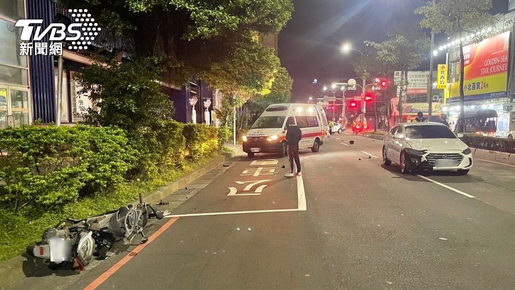 號誌燈還沒亮　工程師機車專用道左轉　遭汽車猛撞重傷亡