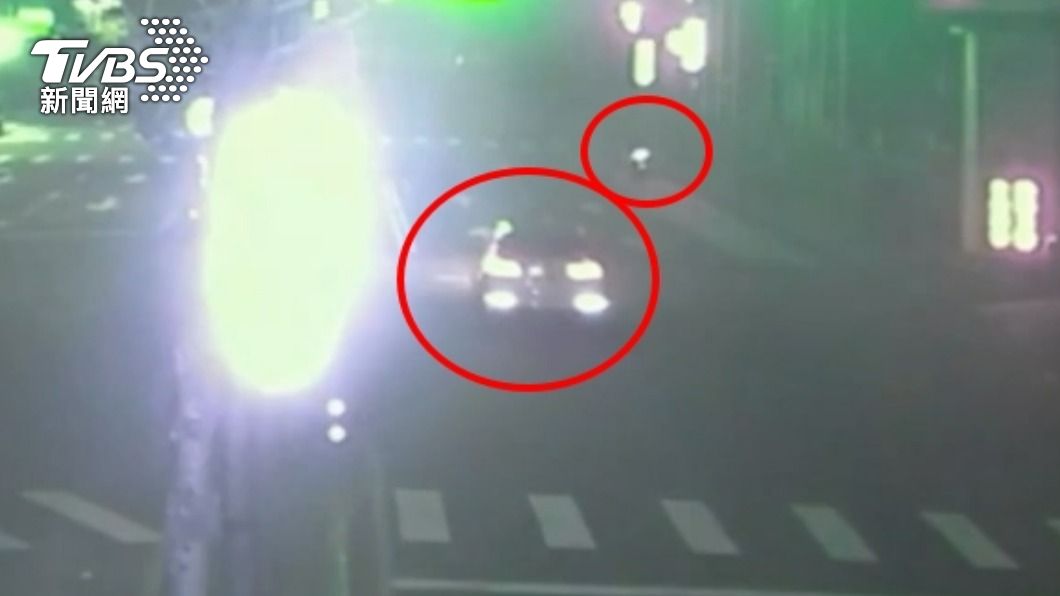 騎士行駛在機車專用道上。(圖/TVBS)
